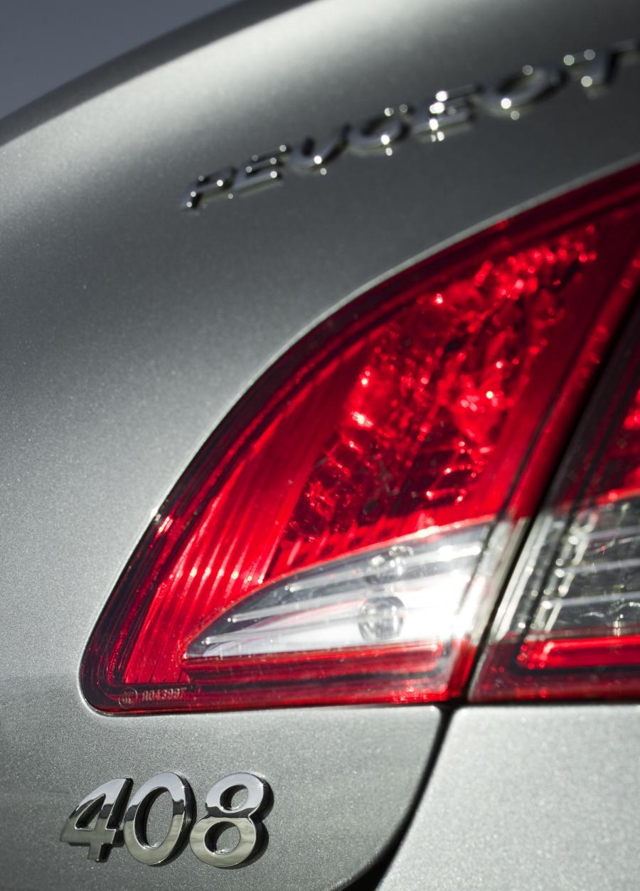  Peugeot 408 2010 года  (фото 13 из 16)
